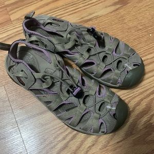 Keen Newport H2 Purple Grey Closed Toe Waterproof Sandals Size 9